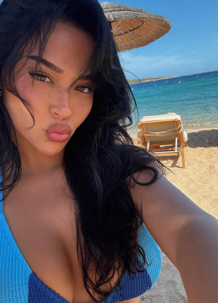 Uhvaćeni u klinču na Sardiniji: Tko je ljepotica koju je osvojila zvijezda Real Madrida?