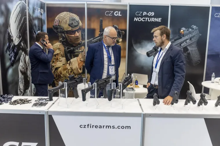 Duge cijevi, pištolji i ogromna bomba: Pogledajte prizore moćnog oružja u Osijeku