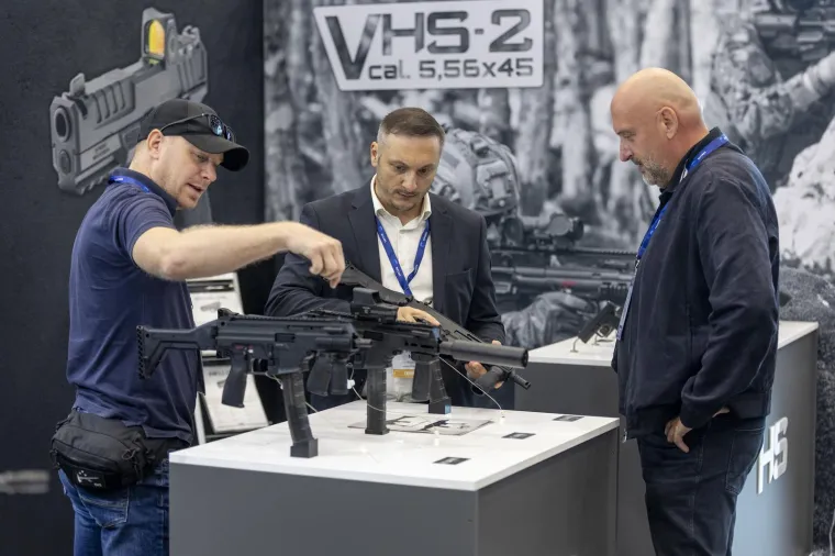 Duge cijevi, pištolji i ogromna bomba: Pogledajte prizore moćnog oružja u Osijeku