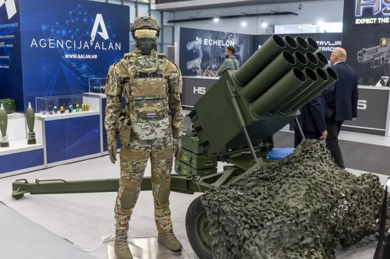 Duge cijevi, pištolji i ogromna bomba: Pogledajte prizore moćnog oružja u Osijeku