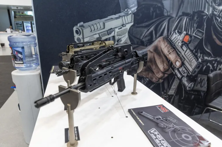 Duge cijevi, pištolji i ogromna bomba: Pogledajte prizore moćnog oružja u Osijeku