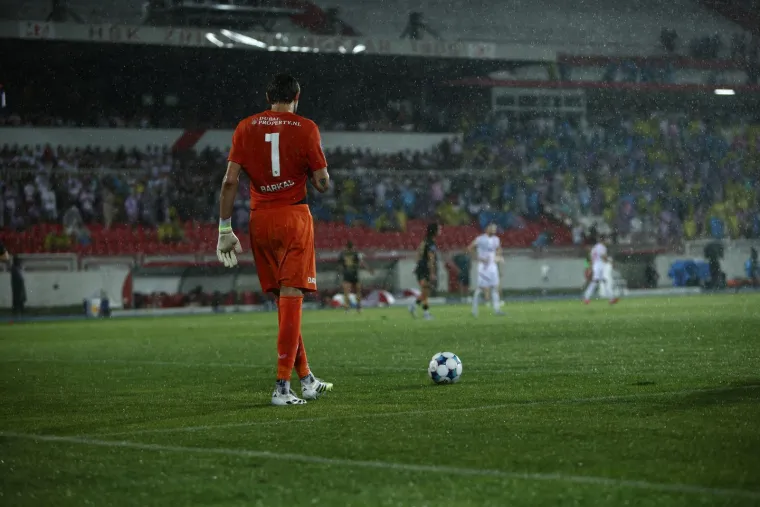 Stadion Zrinjskog uni&scaron;ten: Klupe letjele 150 m, vjetar polomio gol, a samo srećom izbjegnute su ljudske žrtve
