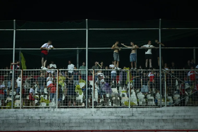Stadion Zrinjskog uni&scaron;ten: Klupe letjele 150 m, vjetar polomio gol, a samo srećom izbjegnute su ljudske žrtve