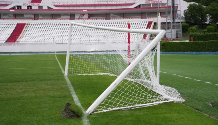 Stadion Zrinjskog uni&scaron;ten: Klupe letjele 150 m, vjetar polomio gol, a samo srećom izbjegnute su ljudske žrtve