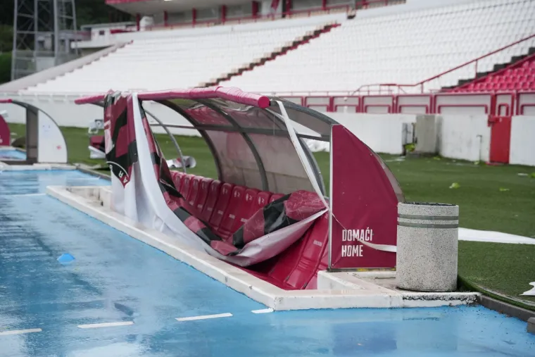 Stadion Zrinjskog uni&scaron;ten: Klupe letjele 150 m, vjetar polomio gol, a samo srećom izbjegnute su ljudske žrtve