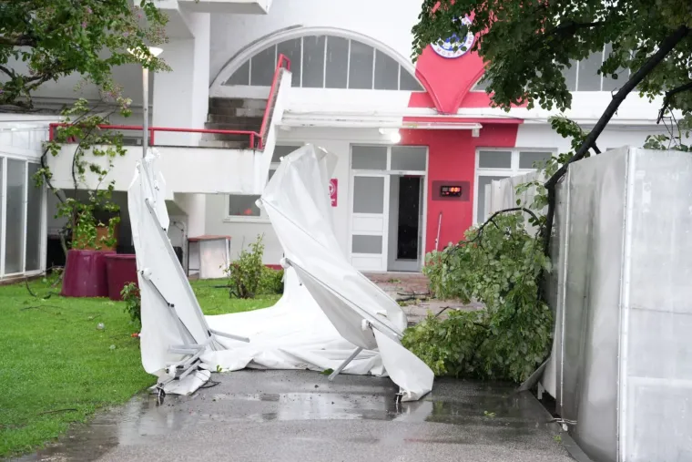 Stadion Zrinjskog uni&scaron;ten: Klupe letjele 150 m, vjetar polomio gol, a samo srećom izbjegnute su ljudske žrtve