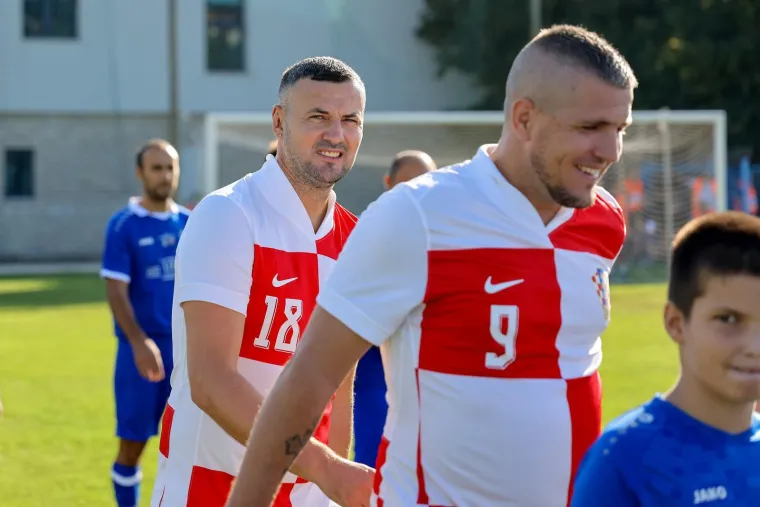 Legendarni igrači ukrali show na fešti u Benkovcu: Smijeh i suze na velikom rođendanu Velebita