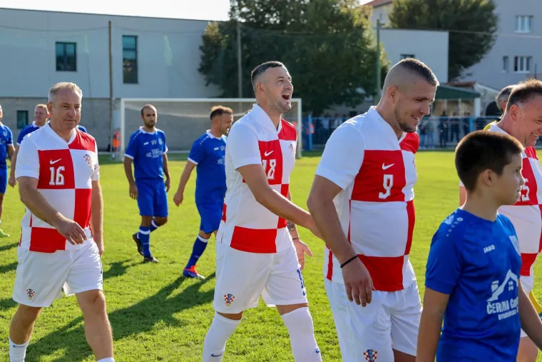 Legendarni igrači ukrali show na fešti u Benkovcu: Smijeh i suze na velikom rođendanu Velebita
