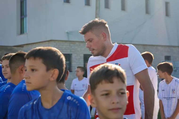 Legendarni igrači ukrali show na fešti u Benkovcu: Smijeh i suze na velikom rođendanu Velebita