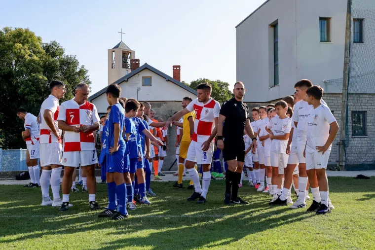 Legendarni igrači ukrali show na fešti u Benkovcu: Smijeh i suze na velikom rođendanu Velebita