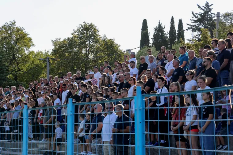 Legendarni igrači ukrali show na fe&scaron;ti u Benkovcu: Smijeh i suze na velikom rođendanu Velebita