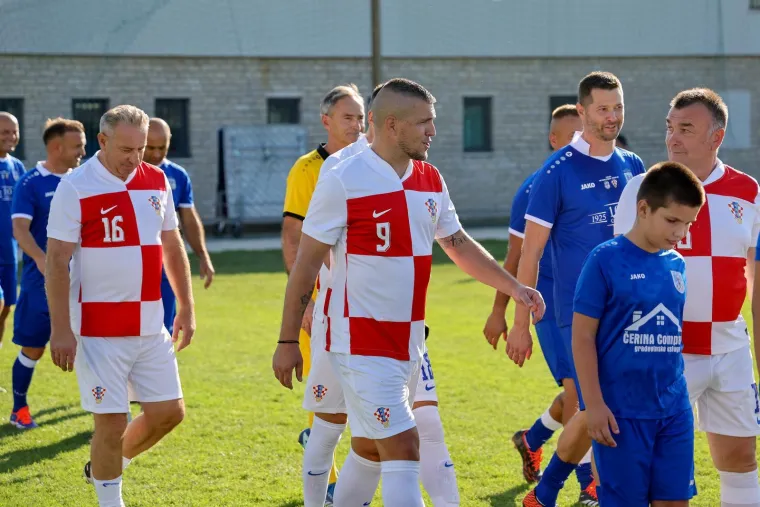 Legendarni igrači ukrali show na fe&scaron;ti u Benkovcu: Smijeh i suze na velikom rođendanu Velebita