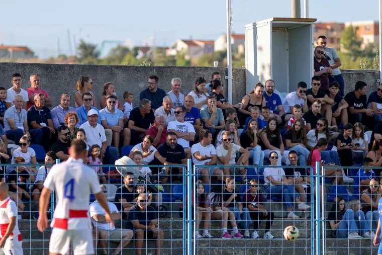 Legendarni igrači ukrali show na fe&scaron;ti u Benkovcu: Smijeh i suze na velikom rođendanu Velebita