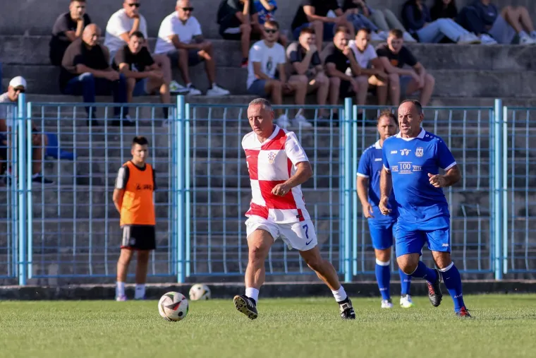 Legendarni igrači ukrali show na fe&scaron;ti u Benkovcu: Smijeh i suze na velikom rođendanu Velebita