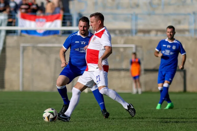 Legendarni igrači ukrali show na fe&scaron;ti u Benkovcu: Smijeh i suze na velikom rođendanu Velebita