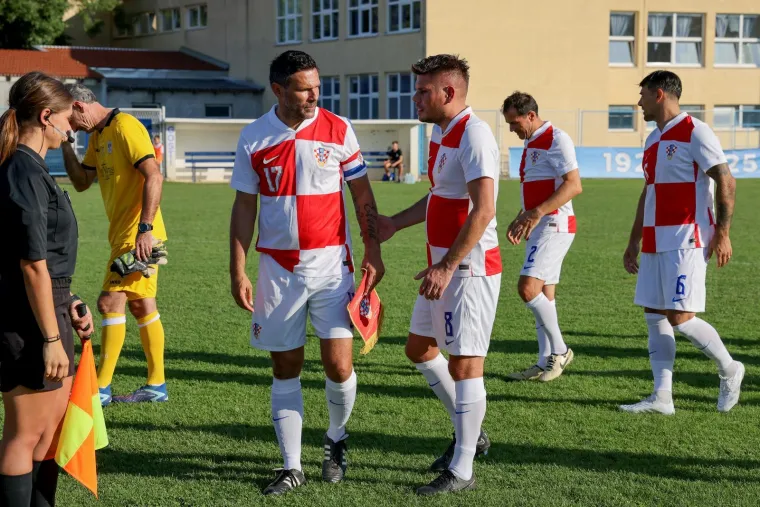 Legendarni igrači ukrali show na fe&scaron;ti u Benkovcu: Smijeh i suze na velikom rođendanu Velebita