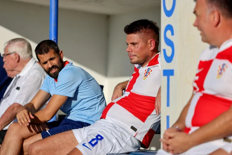 Legendarni igrači ukrali show na fe&scaron;ti u Benkovcu: Smijeh i suze na velikom rođendanu Velebita