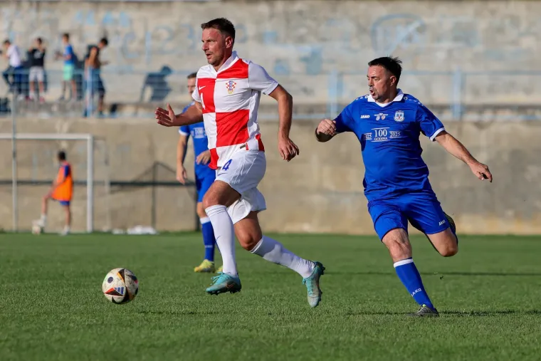 Legendarni igrači ukrali show na fe&scaron;ti u Benkovcu: Smijeh i suze na velikom rođendanu Velebita