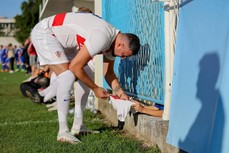 Legendarni igrači ukrali show na fe&scaron;ti u Benkovcu: Smijeh i suze na velikom rođendanu Velebita