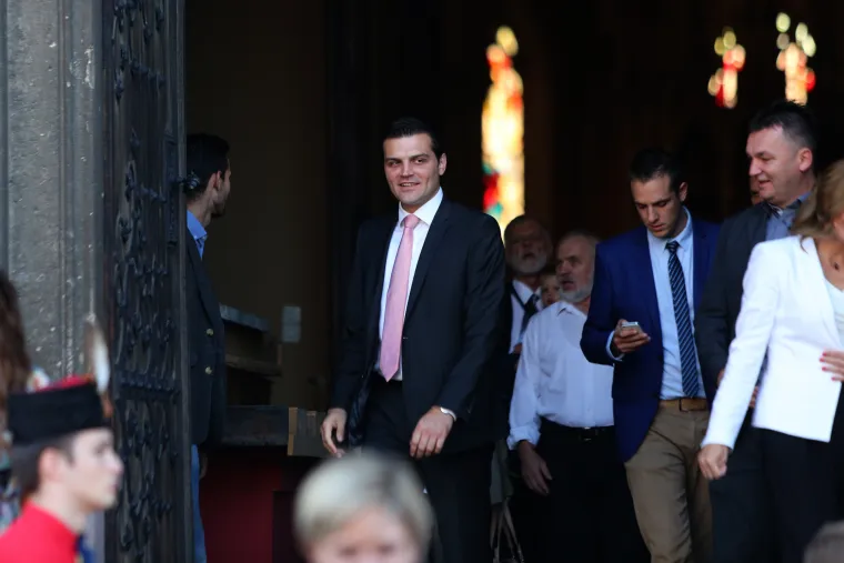 Za crkveno vjenčanje čekali da tata izađe iz zatvora, a uzvanike na svadbi zabavljala Maja Šuput