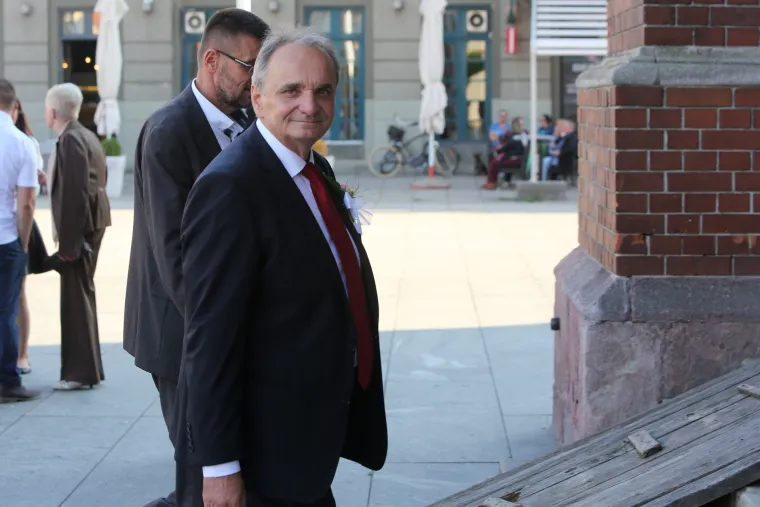 Za crkveno vjenčanje čekali da tata izađe iz zatvora, a uzvanike na svadbi zabavljala Maja &Scaron;uput