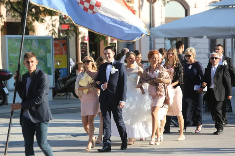 Za crkveno vjenčanje čekali da tata izađe iz zatvora, a uzvanike na svadbi zabavljala Maja &Scaron;uput