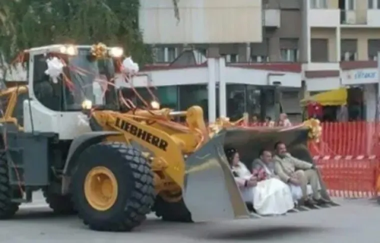 Ove urnebesne fotografije s balkanskih svadbi preplavile su mreže: Ne zna se koja je luđa