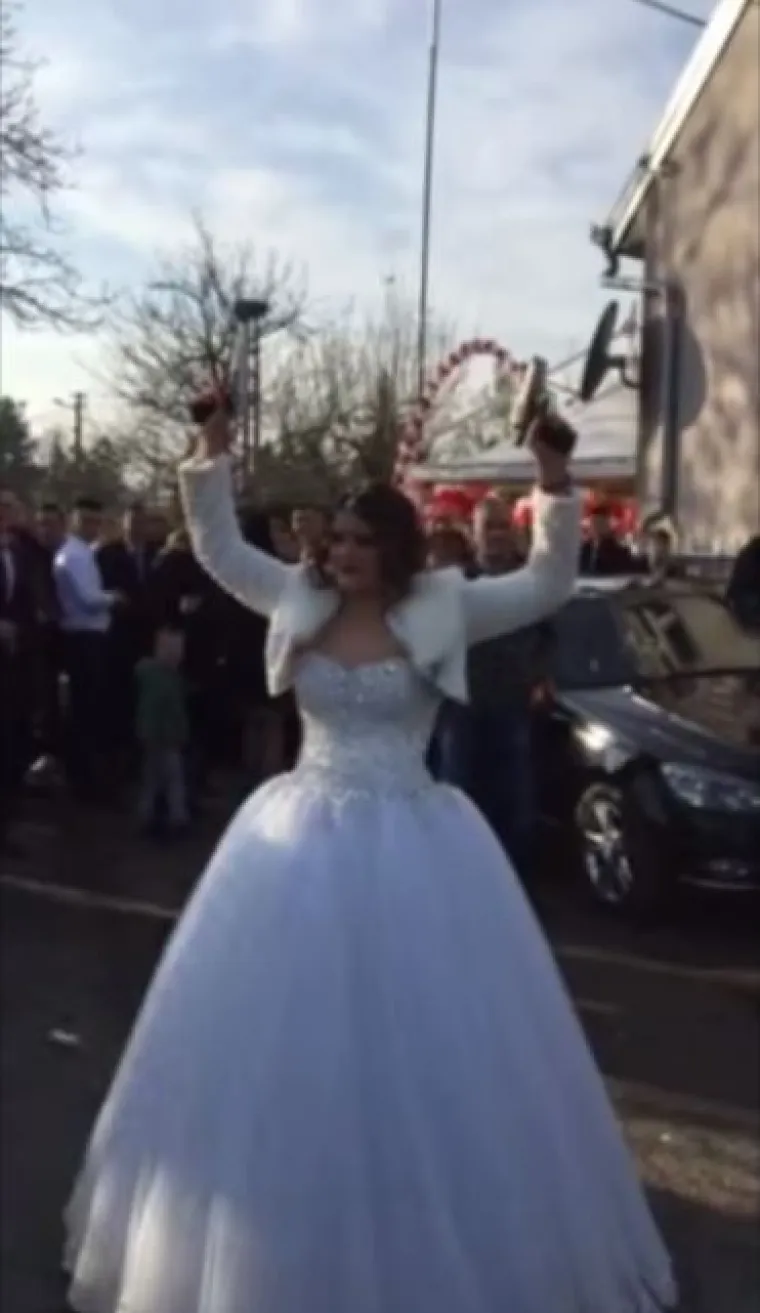 Ove urnebesne fotografije s balkanskih svadbi preplavile su mreže: Ne zna se koja je luđa