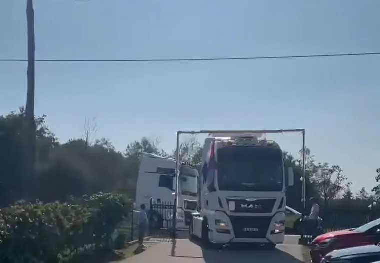 Ove urnebesne fotografije s balkanskih svadbi preplavile su mreže: Ne zna se koja je luđa