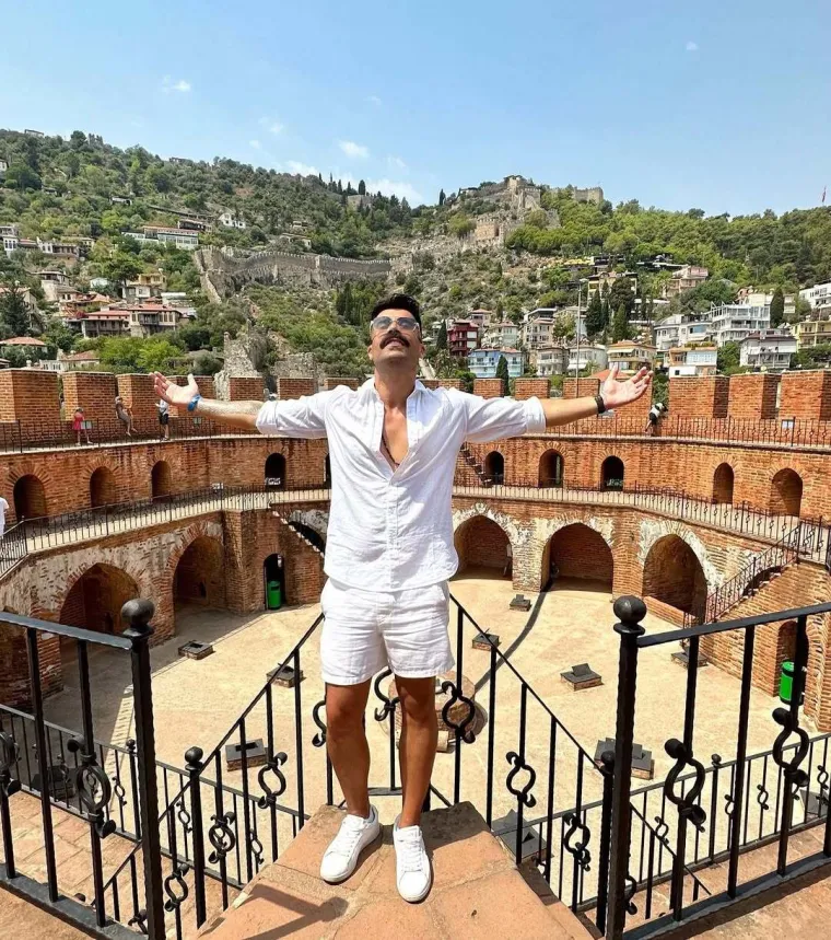 Crn, nabildan, markantan: Nakon jednog spota bosanski Bali Beg zaludio je djevojke diljem Balkana