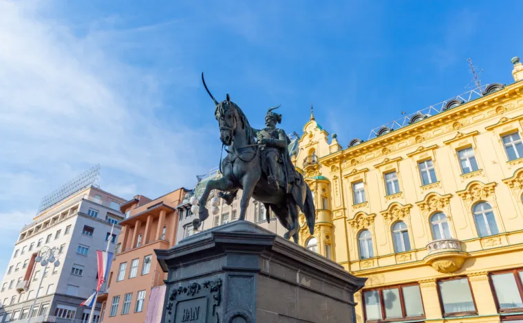 Prizor iz centra Zagreba odu&scaron;evio: Ljepotica i tri razigrane pudlice prolaznicima uljep&scaron;ale dan