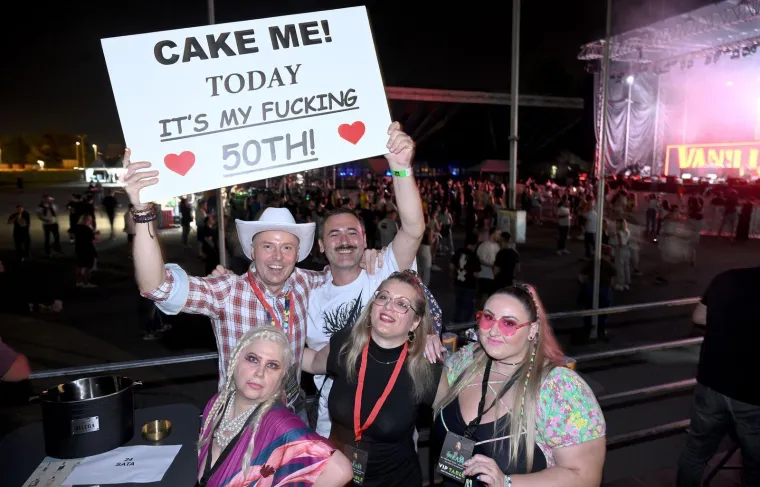 Zagrebački Velesajam u ekstazi: Šlag, torte i grudnjaci koji pucaju! Ludilo krenulo s DJ Steve Aokijem