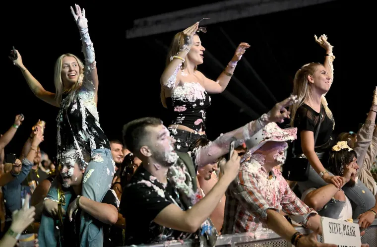 Zagrebački Velesajam u ekstazi: Šlag, torte i grudnjaci koji pucaju! Ludilo krenulo s DJ Steve Aokijem