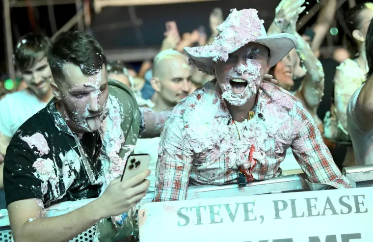Zagrebački Velesajam u ekstazi: &Scaron;lag, torte i grudnjaci koji pucaju! Ludilo krenulo s DJ Steve Aokijem