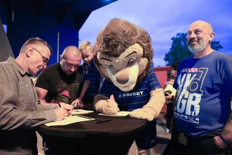 Povijesni dan na Maksimiru: Navijači se skupljaju, a stigao je i novi predsjednik