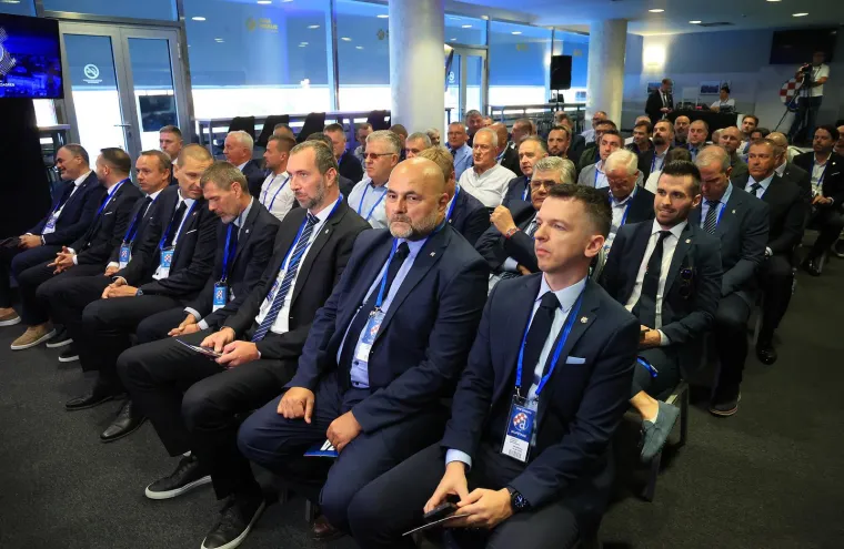 Povijesni dan na Maksimiru: Navijači se skupljaju, a stigao je i novi predsjednik