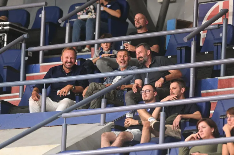 Povijesni dan na Maksimiru: Navijači se skupljaju, a stigao je i novi predsjednik