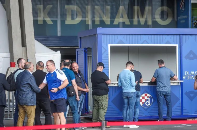 Povijesni dan na Maksimiru: Navijači se skupljaju, a stigao je i novi predsjednik