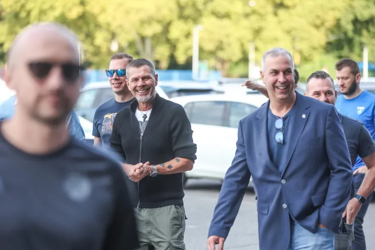 Povijesni dan na Maksimiru: Navijači se skupljaju, a stigao je i novi predsjednik