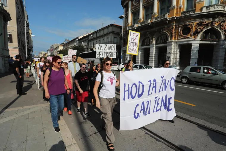 Dvije Hrvatske, dva hoda i poruke: 'Lijepa, pametna, slobodna'; 'Mi smo većina, to je jasno!'