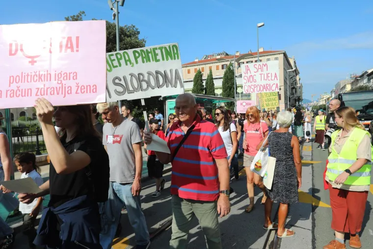 Dvije Hrvatske, dva hoda i poruke: 'Lijepa, pametna, slobodna'; 'Mi smo većina, to je jasno!'