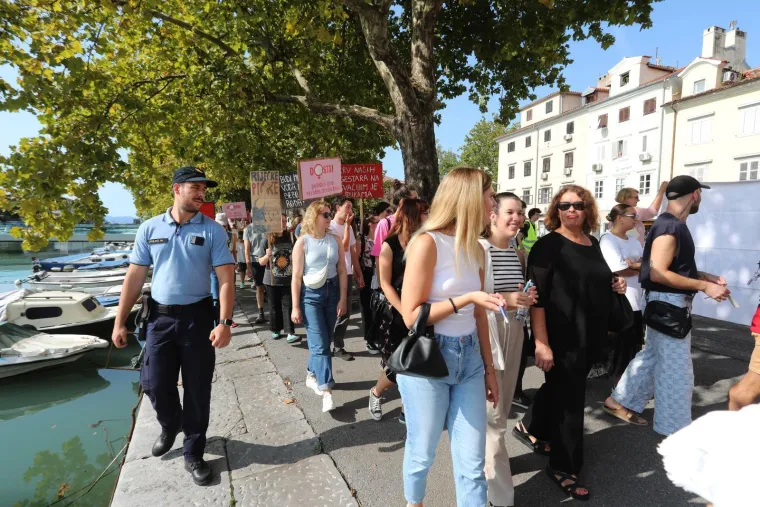 Dvije Hrvatske, dva hoda i poruke: 'Lijepa, pametna, slobodna'; 'Mi smo većina, to je jasno!'