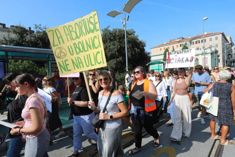 Dvije Hrvatske, dva hoda i poruke: 'Lijepa, pametna, slobodna'; 'Mi smo većina, to je jasno!'