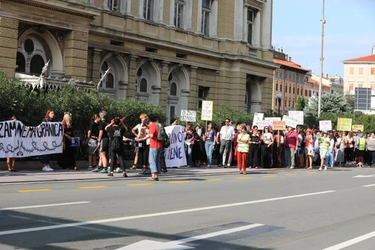 Dvije Hrvatske, dva hoda i poruke: 'Lijepa, pametna, slobodna'; 'Mi smo većina, to je jasno!'