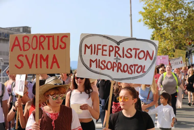 Dvije Hrvatske, dva hoda i poruke: 'Lijepa, pametna, slobodna'; 'Mi smo većina, to je jasno!'