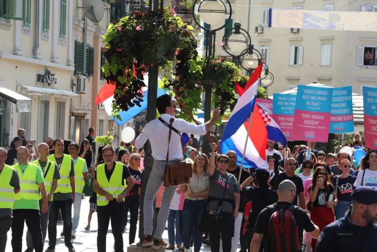 Dvije Hrvatske, dva hoda i poruke: 'Lijepa, pametna, slobodna'; 'Mi smo većina, to je jasno!'
