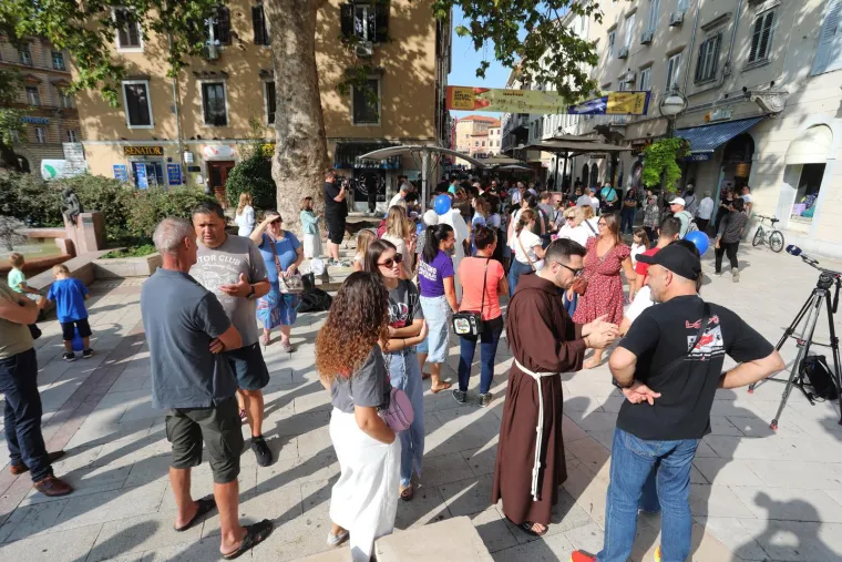 Dvije Hrvatske, dva hoda i poruke: 'Lijepa, pametna, slobodna'; 'Mi smo većina, to je jasno!'