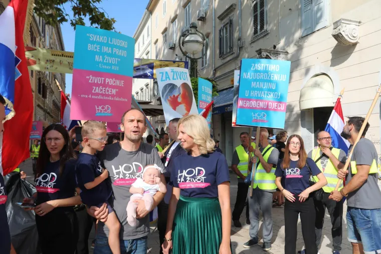 Dvije Hrvatske, dva hoda i poruke: 'Lijepa, pametna, slobodna'; 'Mi smo većina, to je jasno!'