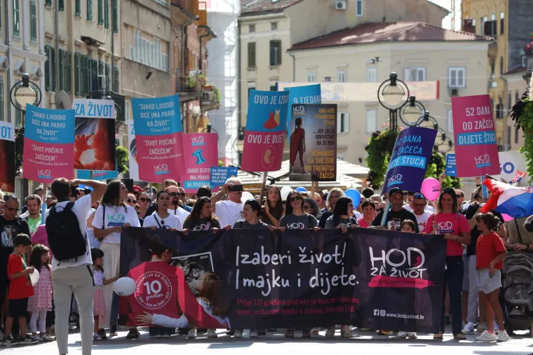 Dvije Hrvatske, dva hoda i poruke: 'Lijepa, pametna, slobodna'; 'Mi smo većina, to je jasno!'