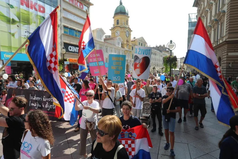 Dvije Hrvatske, dva hoda i poruke: 'Lijepa, pametna, slobodna'; 'Mi smo većina, to je jasno!'